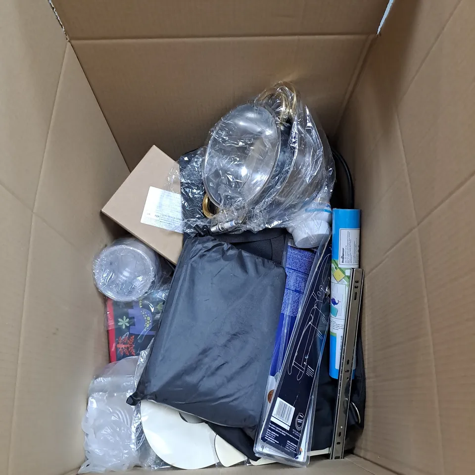 APPROXIMATELY 15 ASSORTED HOUSEHOLD ITEMS TO INCLUDE A MANNEQUIN HEAD, FLORAL WREATH AND A LOCKABLE CASH BOX