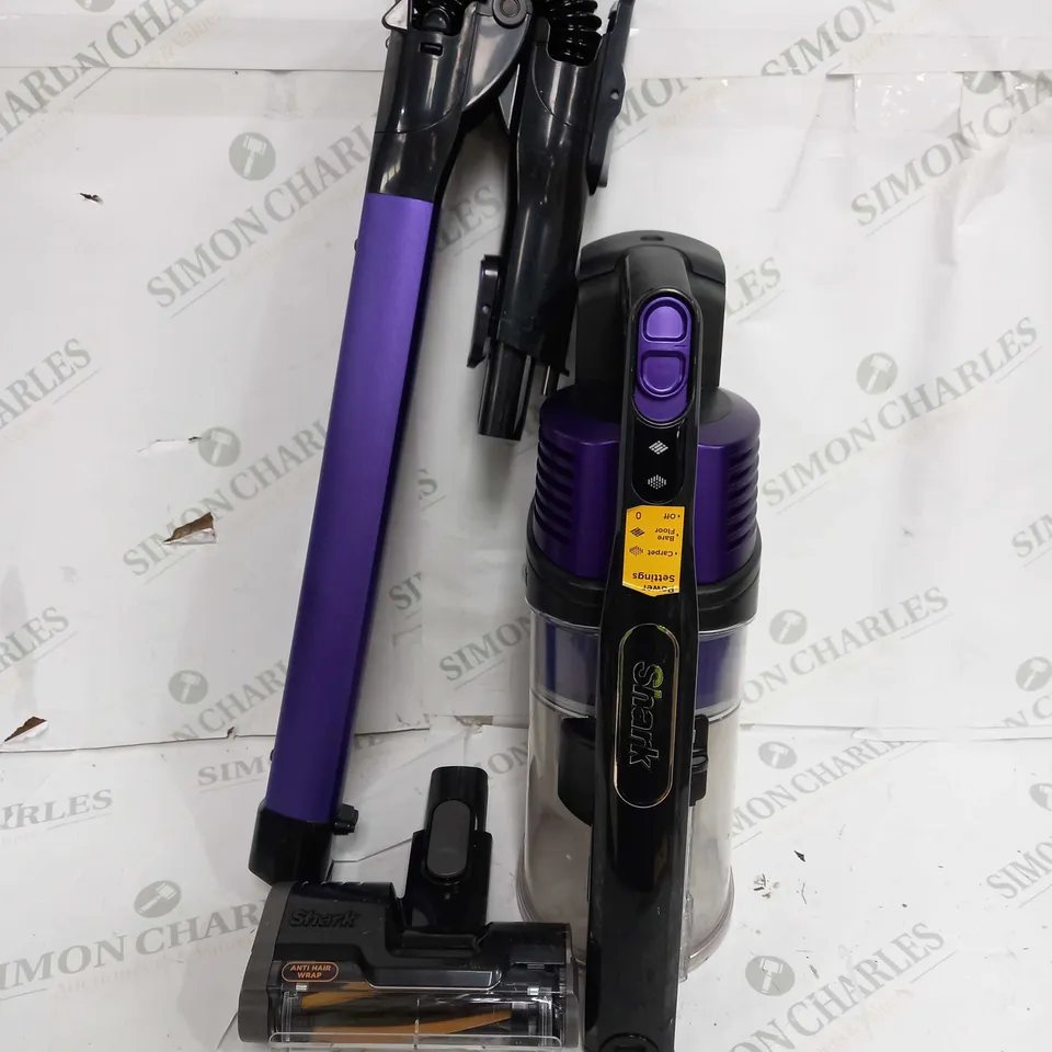 BOXED SHARK ANTI HAIR WRAP CORDLESS PET VACUUM CLEANER IZ202UKT