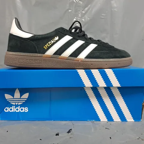 BOXED PAIR OF ADIDAS HANDBALL SPEZIAL SHOES IN BLACK/WHITE SIZE UK 9