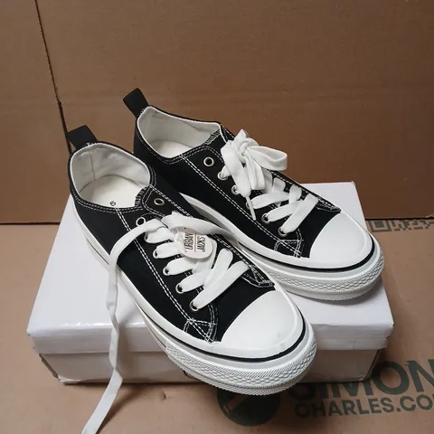 URBAN JACKS MONTPELLIER BLACK CANVAS TRAINERS – UK 4