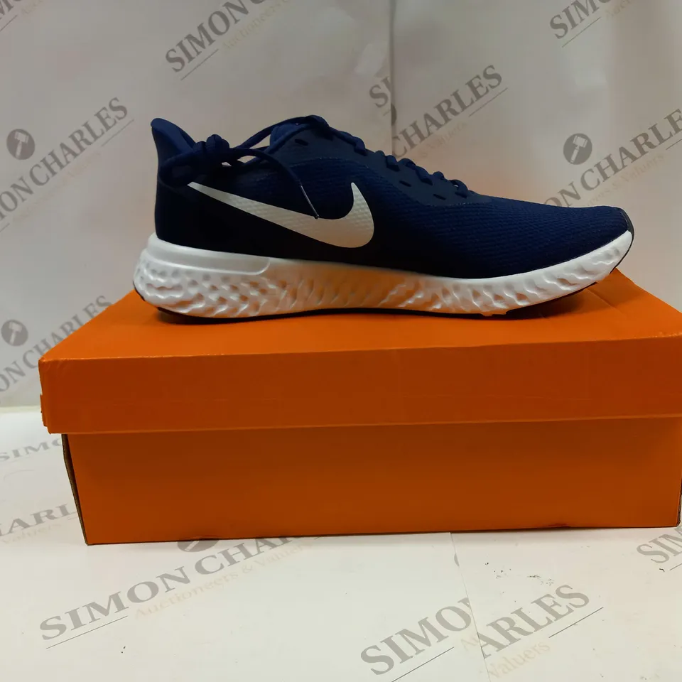 BOXED PAIR OF NIKE BQ3204-400 REVOLUTION 5 TRAINERS UK SIZE 10 