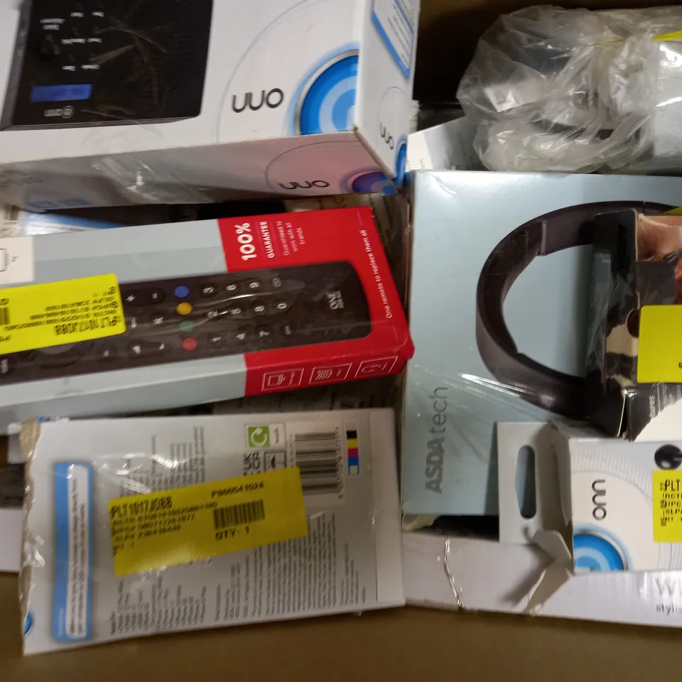 LOT OF APPROXIMATELY 20 ELECTRICAL ITEMS, TO INCLUDE CHARGER, EARPHONES, ETC