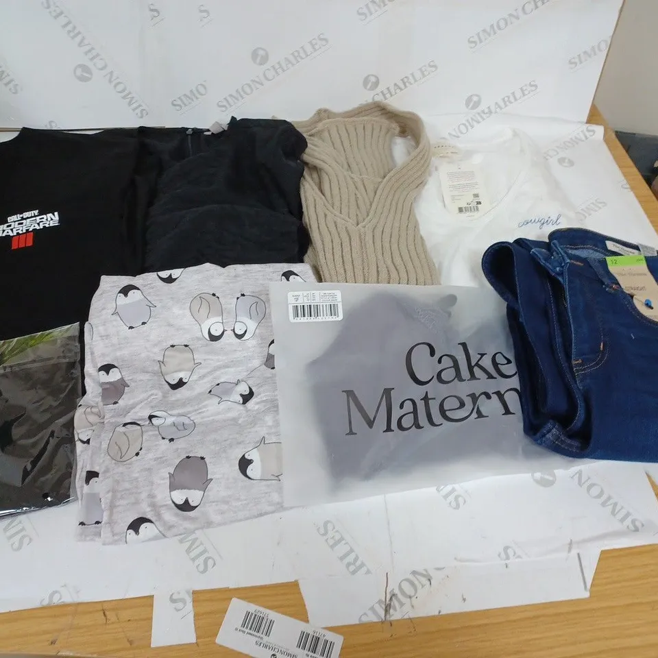 BOX OF ASSORTED CLOTHING ITEMS TO INCLUDE TOPS, JEANS, PYJAMAS ETC