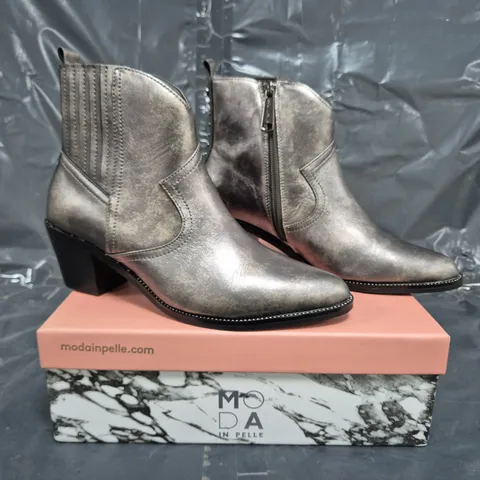 BOXED PAIR OF MODA IN PELLE ANNIEE WESTERN STYLE BOOTS IN PEWTER SIZE 6