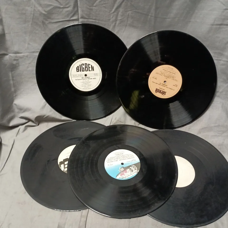 APPROXIMATELY 15 ASSORTED LOOSE VINYLS TO INCLUDE ARTISTS SUCH AS WALLY WHYTON, SKIBADEE, DYLAN THOMAS, ETC