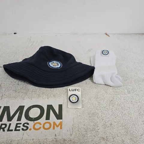LEEDS UNITED FOOTBALL CLUB GIFT BOX WITH HAT, SOCKS, BADGE