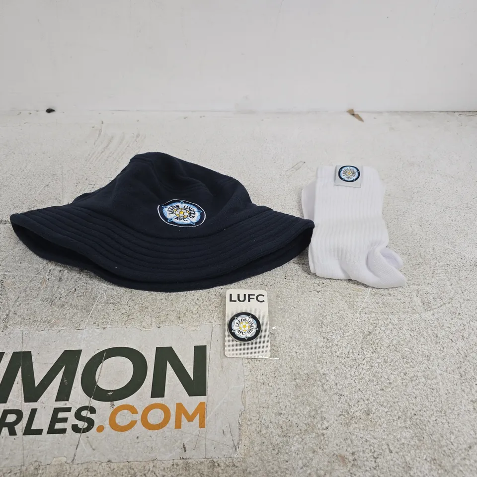 LEEDS UNITED FOOTBALL CLUB GIFT BOX WITH HAT, SOCKS, BADGE