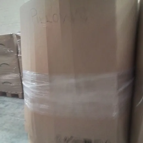 PALLET CONTAINING A LARGE QUANTITY OF PILLOWS 