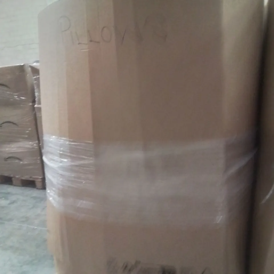 PALLET CONTAINING A LARGE QUANTITY OF PILLOWS 