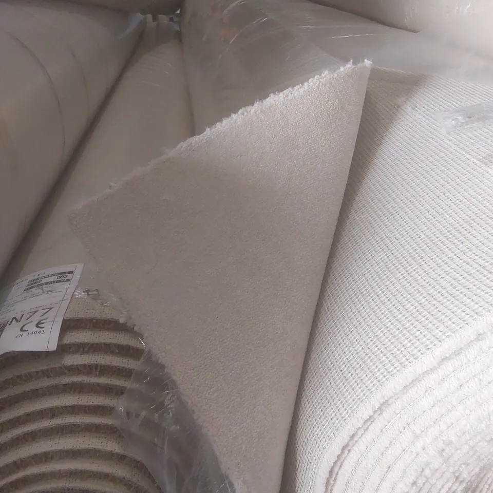 ROLL OF QUALITY MAYFAIR GRECIAN WHITE AB CARPET // SIZE: APPROX 4 X 27.98m