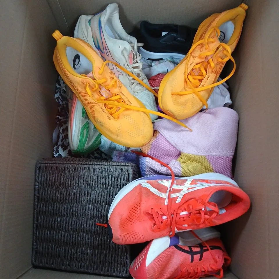 BOX OF APPROXIMATELY 15 ASSORTED ITEMS TO INCLUDE SHOES ETC.