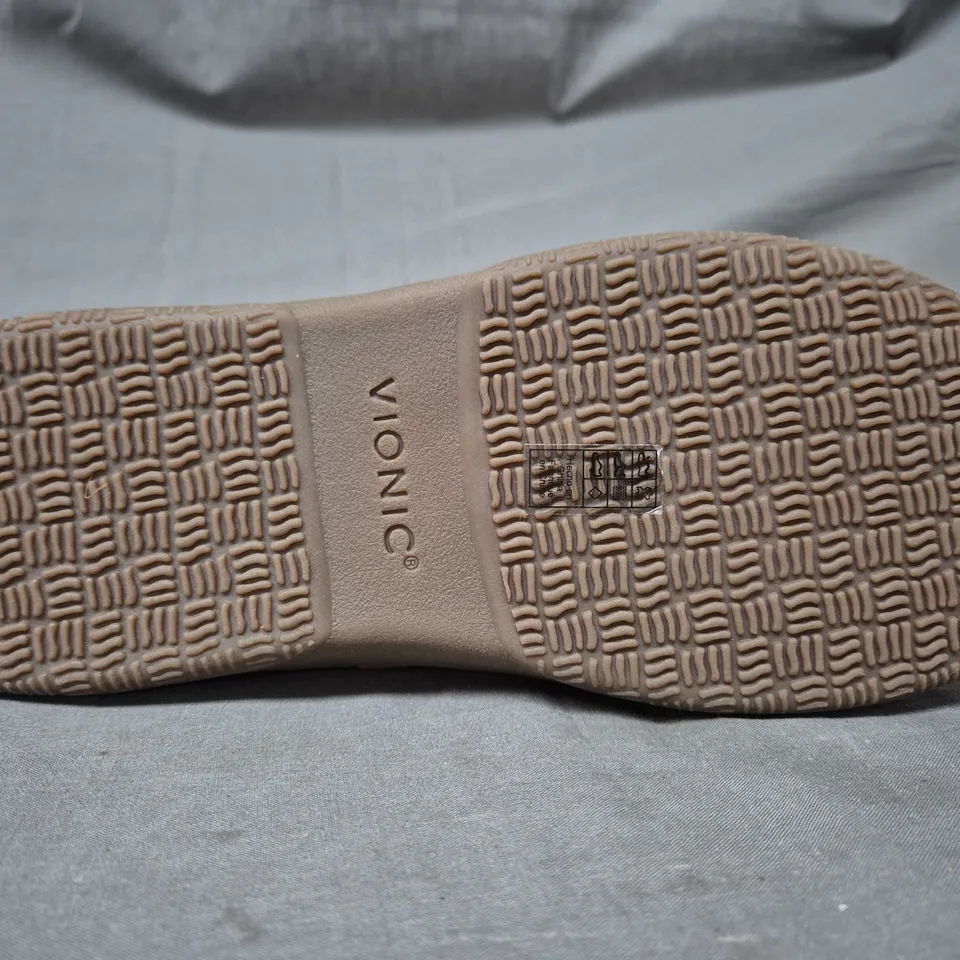 BOXED PAIR OF VIONIC SLIPPERS IN BROWN SIZE 7