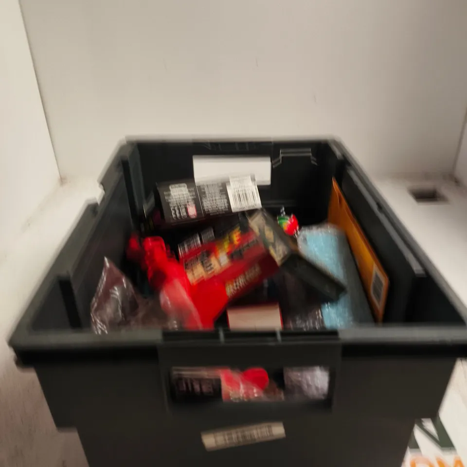 TOTE OF APPROXIMATELY 15 ASSORTED TOY/GAME ITEMS TO INCLUDE UNO, BALL KNOWLEDGE, LORD OF THE RINGS PLAYING CARDS, NEE DOH BABY ETC