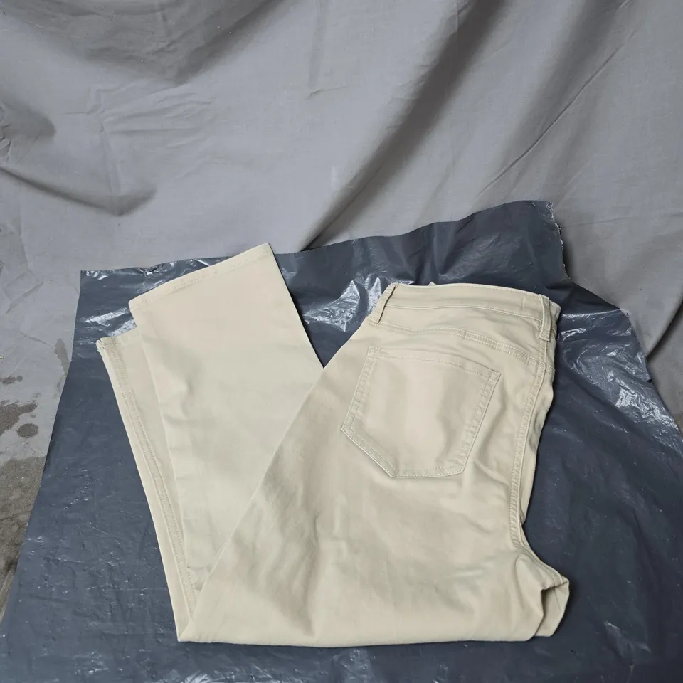 NYDJ CHLOE CAPRI KHAKI TROUSERS – SIZE 6