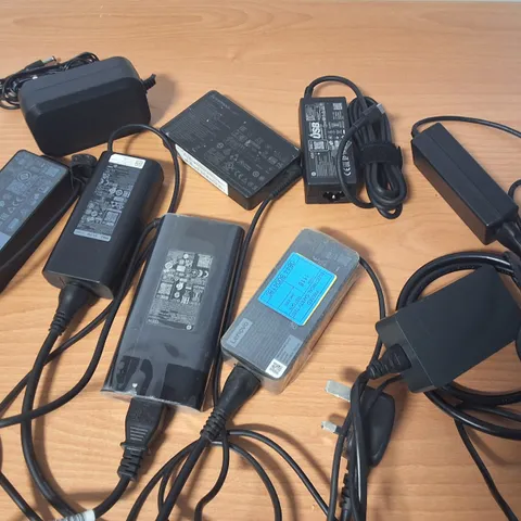 LOT OF ASSORTED LAPTOP POWER SUPPLIES AND POWER CABLES TO INCLUDE HP, LENOVO AND DELL