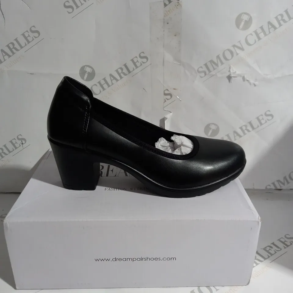 BOXED DREAM PAIRS BLOCK HEELS IN BLACK