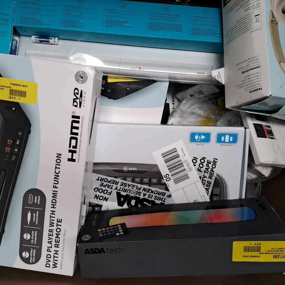 BOX OF APPROXIMATELY 30 ASSORTED ELECTRICAL ITEMS TO INCLUDE EARBUDS, DIGITAL RADIO, HDMI CABLE, ETC