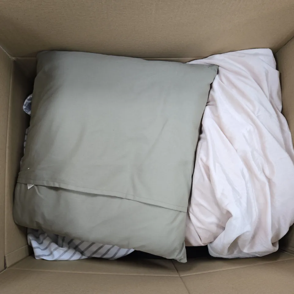 APPROXIMATELY 14 ASSORTED HOUSEHOLD ITEMS TO INCLUDE BEDDING, CUSHIONS, TOWELS, ETC