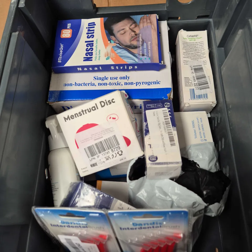 APPROXIMATELY 14 ASSORTED ITEMS INCLUDING MENSTRUAL DISC AND CLINISLEPT SKIN CLEANSER