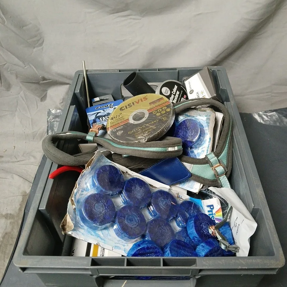 APPROXIMATELY 20 ASSORTED ITEMS TO INCLUDE ADJUSTABLE HARNESS, MKA TORCH, LEATHER COLOUR RESTORER, CISIVIS CUTTING WHEEL, PET GROOMING TOOL ETC