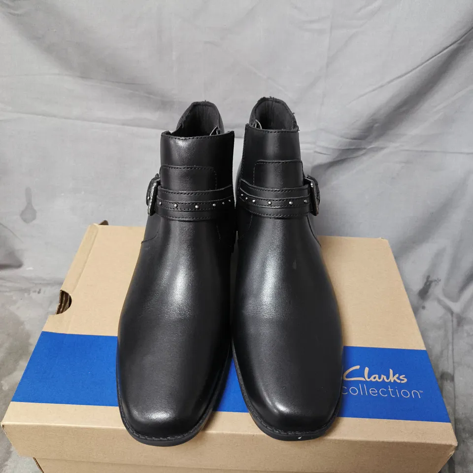 BOXED PAIR OF CLARKS COLLECTION WOMEN'S BLACK LEATHER ANKLE BOOTS - SIZE 7