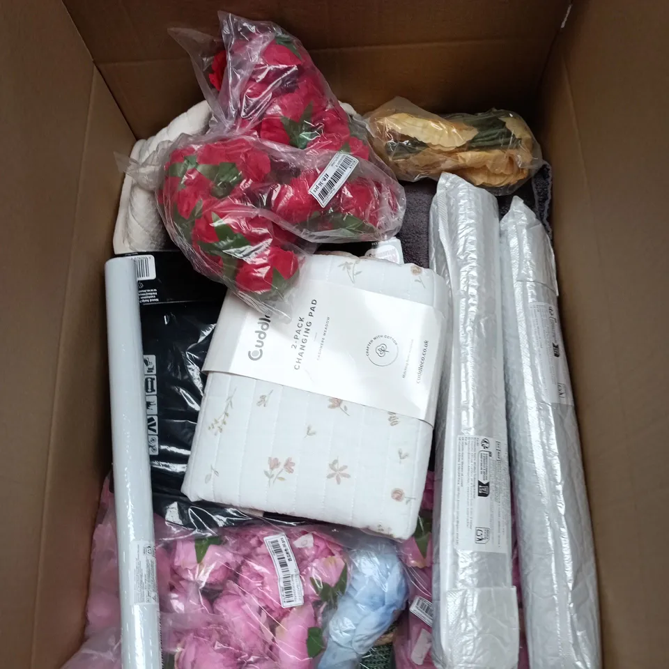 BOX OF APPROXIMATELY 20 ASSORTED ITEMS TO INCLUDE ARTIFICIAL DECORATIVE FLOWERS, STEEL LOCK, MUD MUMMY INSULATED JACKET, CUDDLE CO 2 PACK CHANGING PAD ETC 