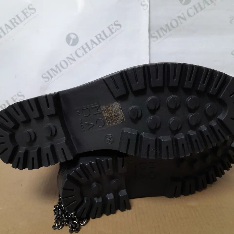 MODA IN PELLE ASTELLA CHAIN BOOT SIZE 5