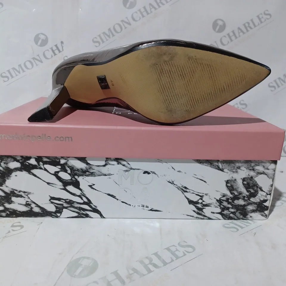 BOXED PAIR OF MODA IN PELLE WELDI BOOTS IN METALLIC GOLD COLOUR SIZE 7
