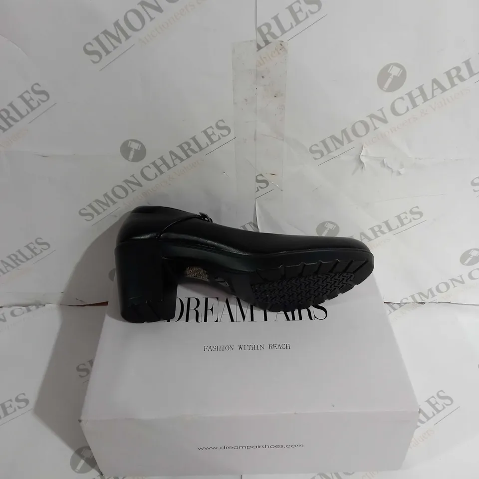 BOXED PAIR OF DREAM PAIRS UK 5.5 BLACK HEELS