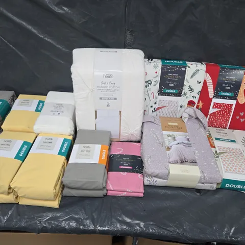 BOX OF APPROXIMATELY 12 ASSORTED BEDDING & SOFT FABRICS ITEMS TO INCLUDE - DUVET SET - FITTED SHEET ETC. 
