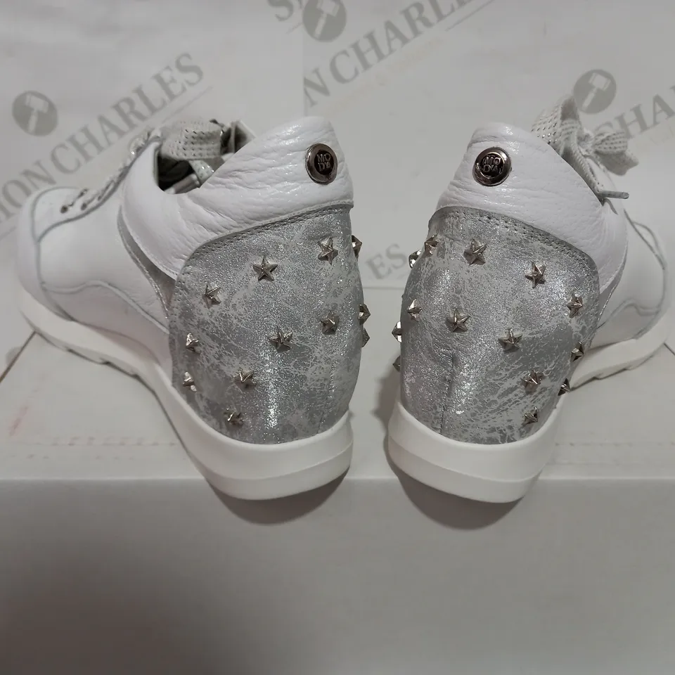 BOXED PAIR OF MODA WHITE WEDGE TRAINERS - SIZE 7