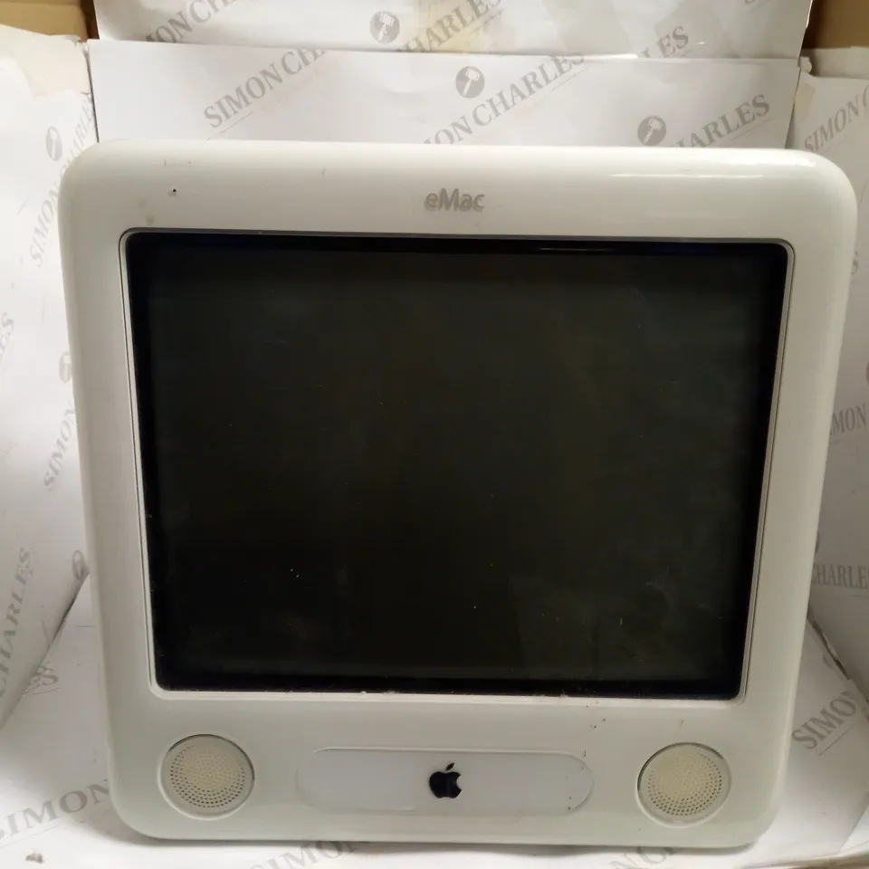 APPLE EMAC A1002 MONITOR - WHITE