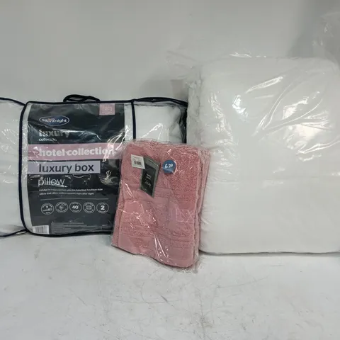 LOT OF APPROXIMATELY 10 ASSORTED HOME FABRIC ITEMS TO INCLUDE PILLOWS, DUVETS AND TOWELS