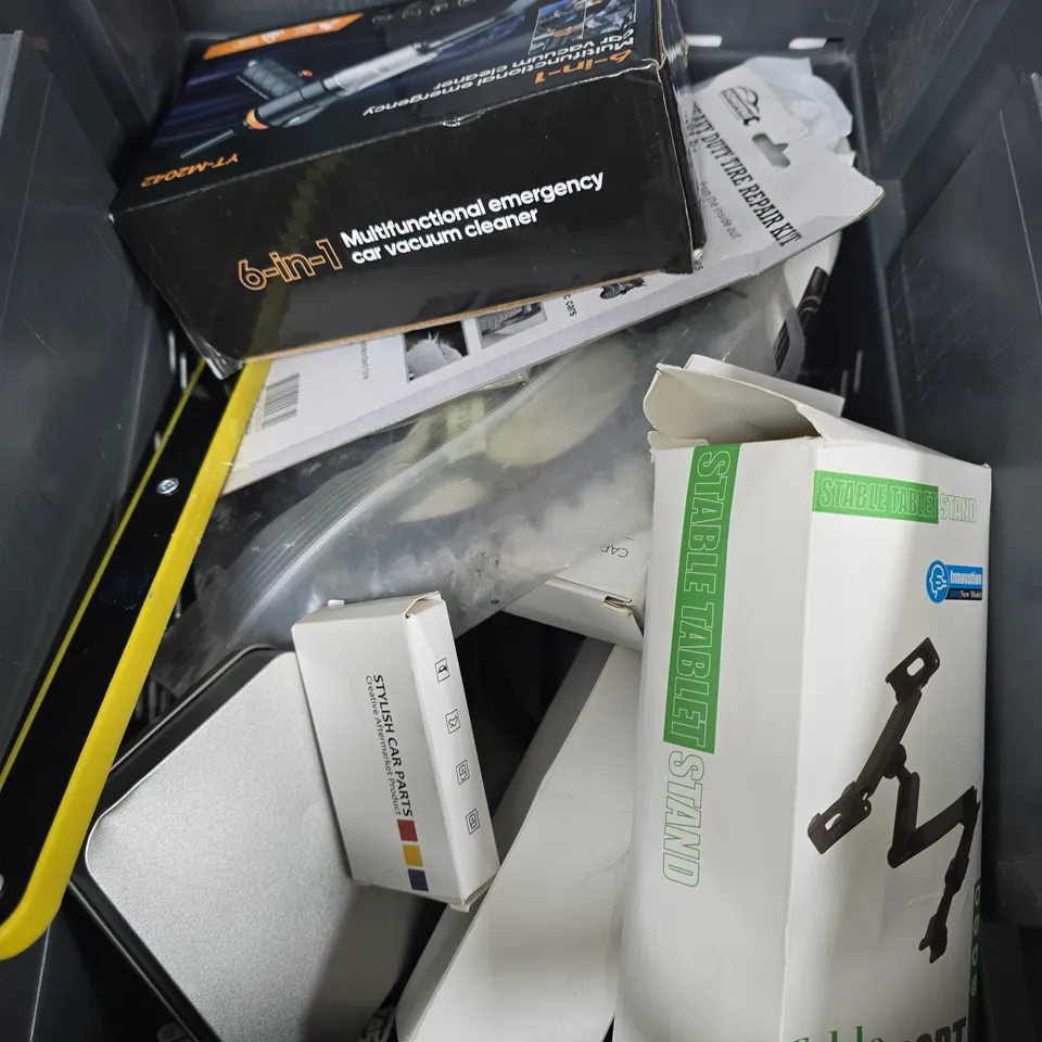 APPROXIMATELY 15 ASSORTED VEHICLE PARTS/ACCESSORIES TO INCLUDE REPAIR KIT, VACUUM CLEANER, CHARGER ETC 