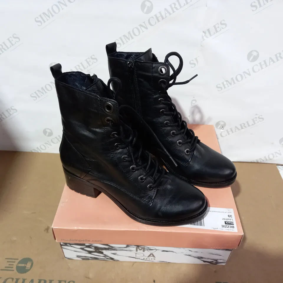 BOXED PAIR OF MODA IN PELLE BOOTS - SIZE 39