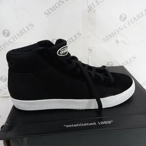 BOXED PAIR OF NO FEAR BLACK SHOES SIZE 11