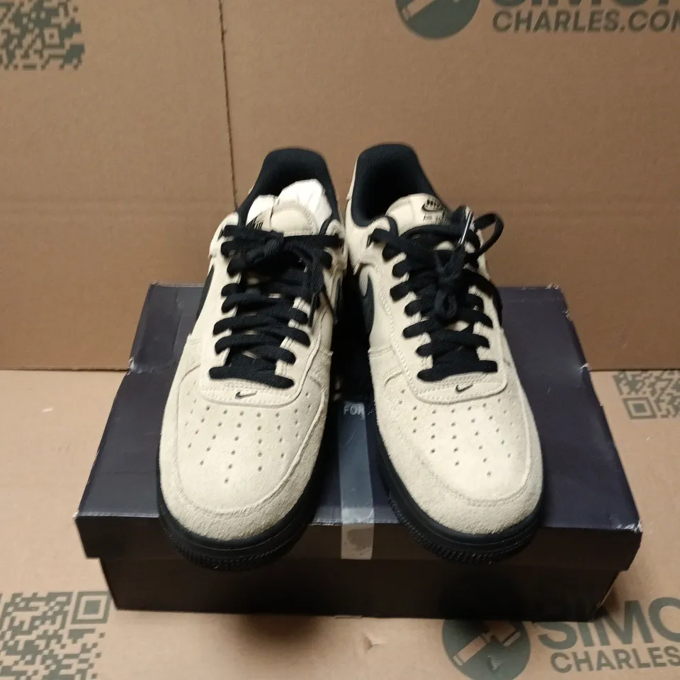 BOXED PAIR OF NIKE AIR FORCE 1 '07 LV8 TRAINERS IN KHAKI/BLACK - UK 8
