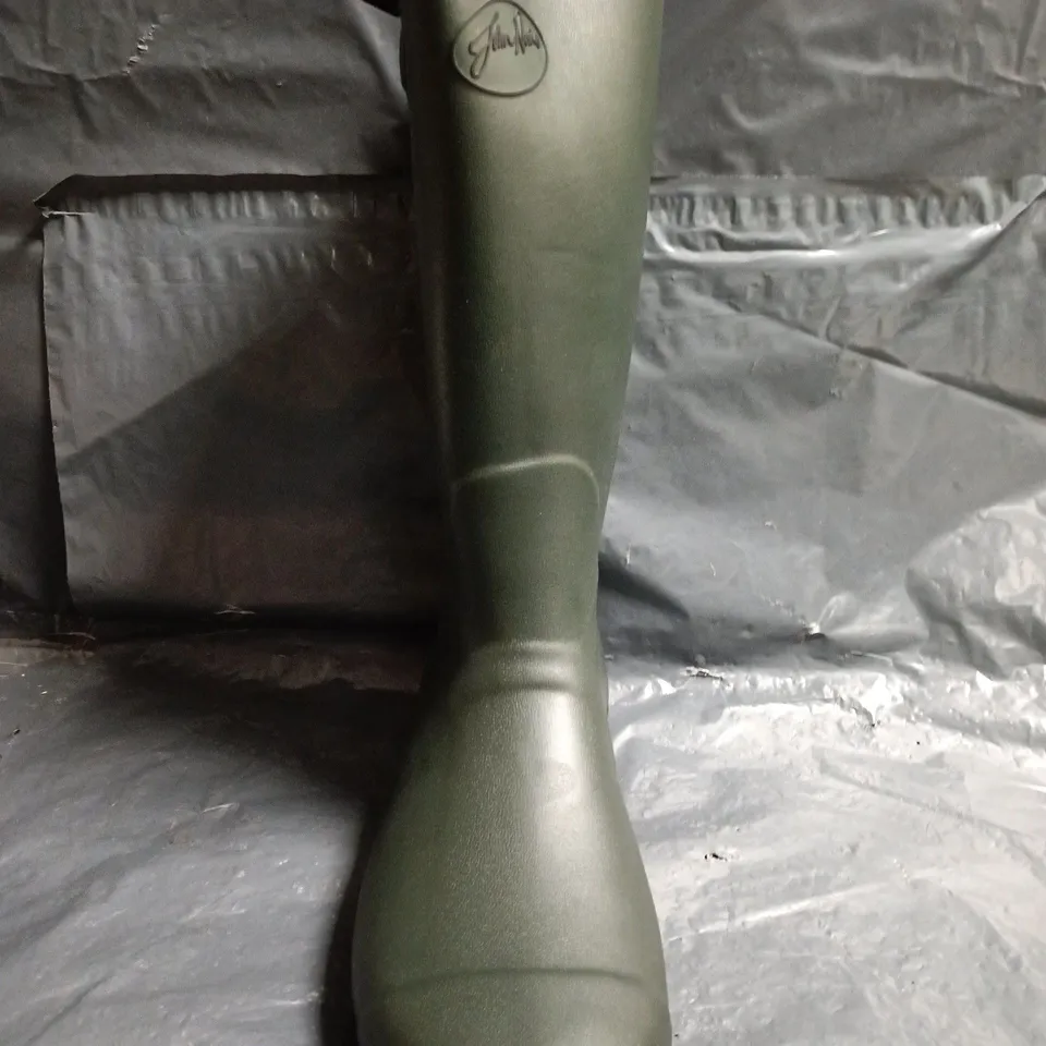 BOXED PAIR OF JOHN NORRIS WELLINGTON BOOTS IN OLIVE SIZE UK 11