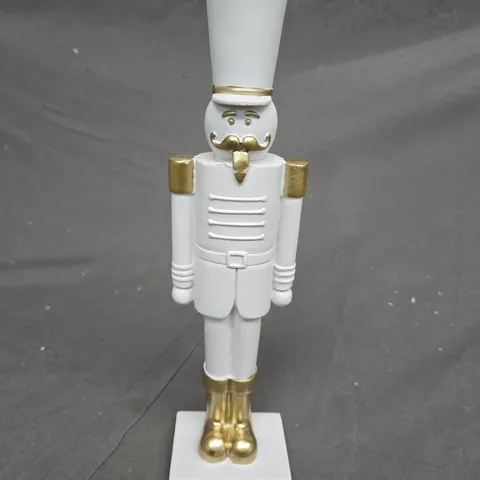 NUTCRACKER SOLDIER IN WHITE/GOLD 