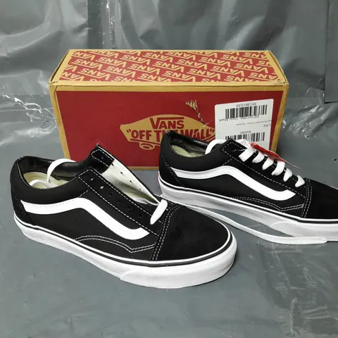 BOXED PAIR OF VANS OLD SKOOL BLACK UK 5