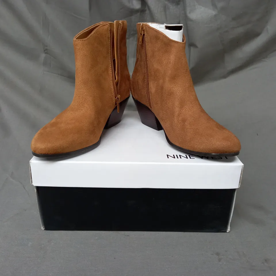 BOXED PAIR OF NINE WEST TRISTIN SUEDETTE ANKLE BOOTS IN BROWN SIZE 5