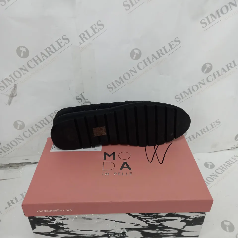 BOXED PAIR OF MODA IN PELLE EMMERSON BLACK SIZE 8