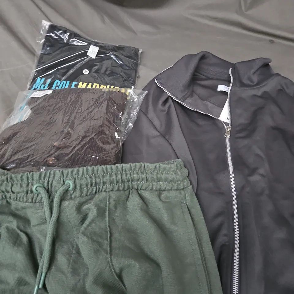 APPROXIMATELY 25 ASSORTED CLOTHING PRODUCTS IN VARIOUS STYLES & SIZES TO INCLUDE JACKETS, T-SHIRTS, DRESSES ETC