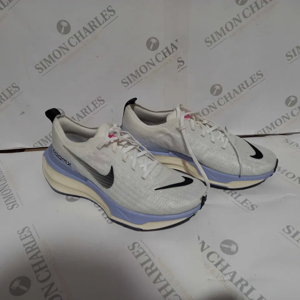 UNBOXED PAIR OF NIKE ZOOMX UK 9 WHITE/BLUE/PINK 