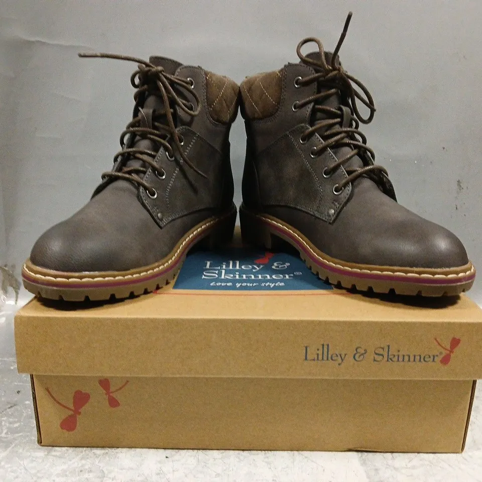 BOXED PAIR OF LILLEY & SKINNER ANKLE BOOT IN DUSTY BROWN SIZE 4