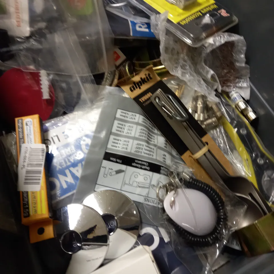 ASSORTED HOUSEHOLD ITEMS 
