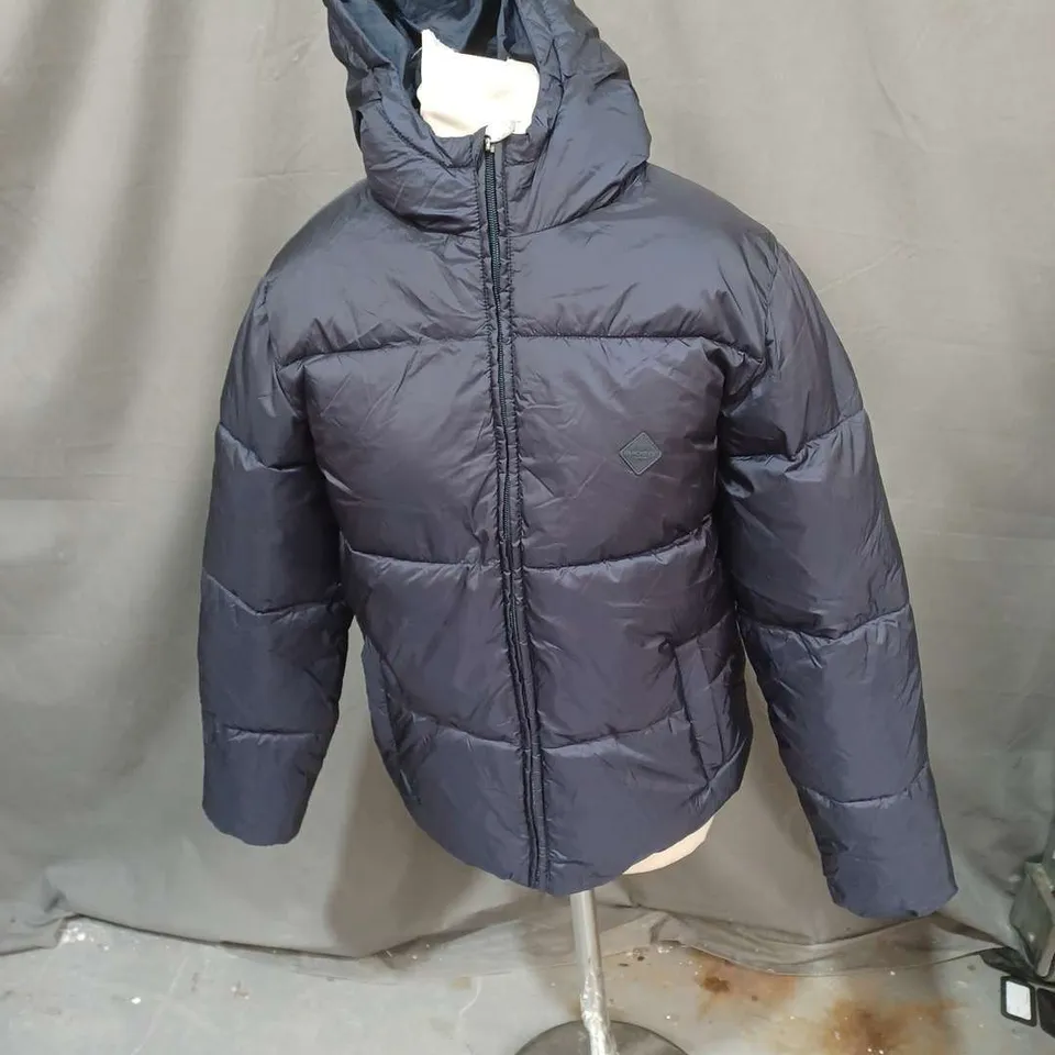 HACKETT ESSENTIAL PUFFA JACKET IN MIDNIGHT BLUE SIZE 15/16YRS