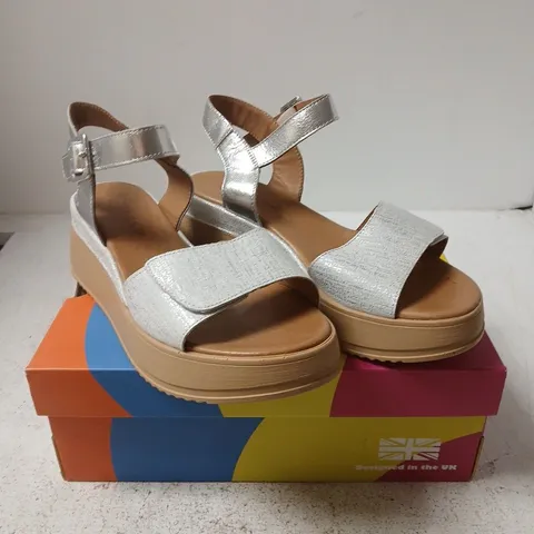 ADESSO WOMEN'S SILVER WEDGE SANDALS - 7
