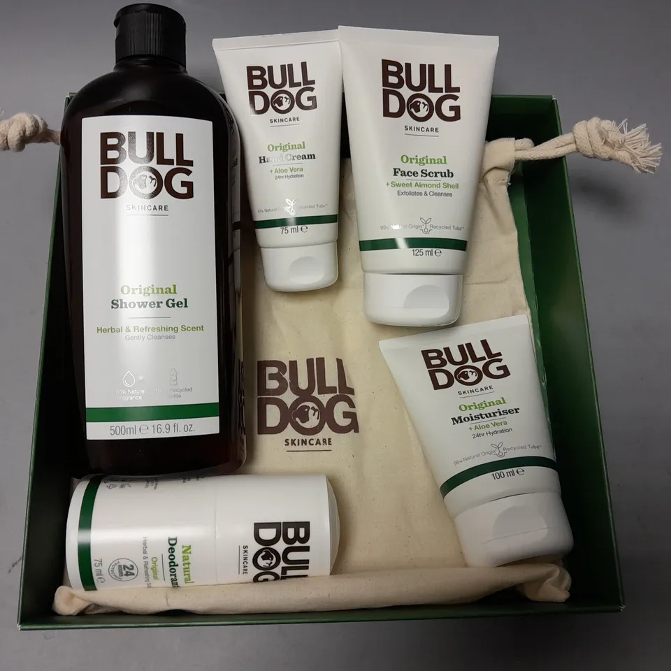 BOXED BULL DOG 5-PIECE GIFT SET WITH BAG