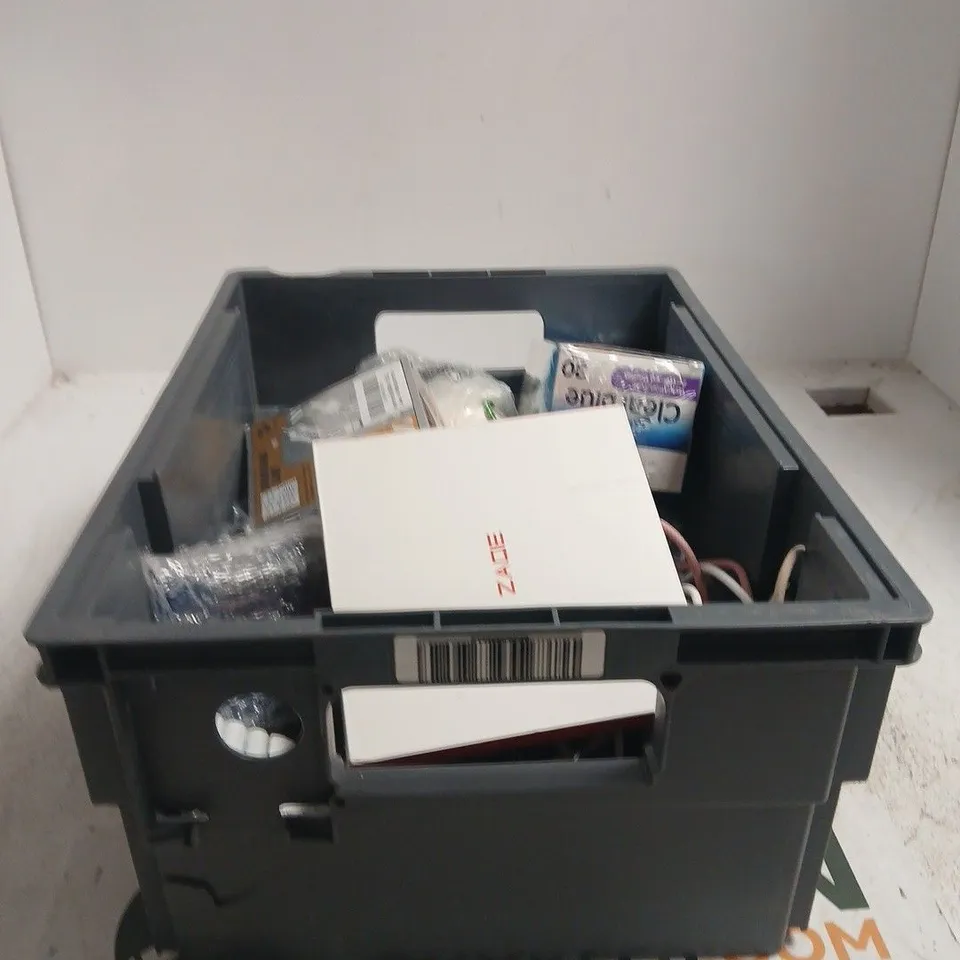 TOTE OF APPROXIMATELY 18 ASSORTED ITEMS TO INCLUDE CLEARBLUE OVULATION TEST, BATTERIES, ARMORED DRAGON CHARGING LINE, ZAQE MP3 PLAYER ETC